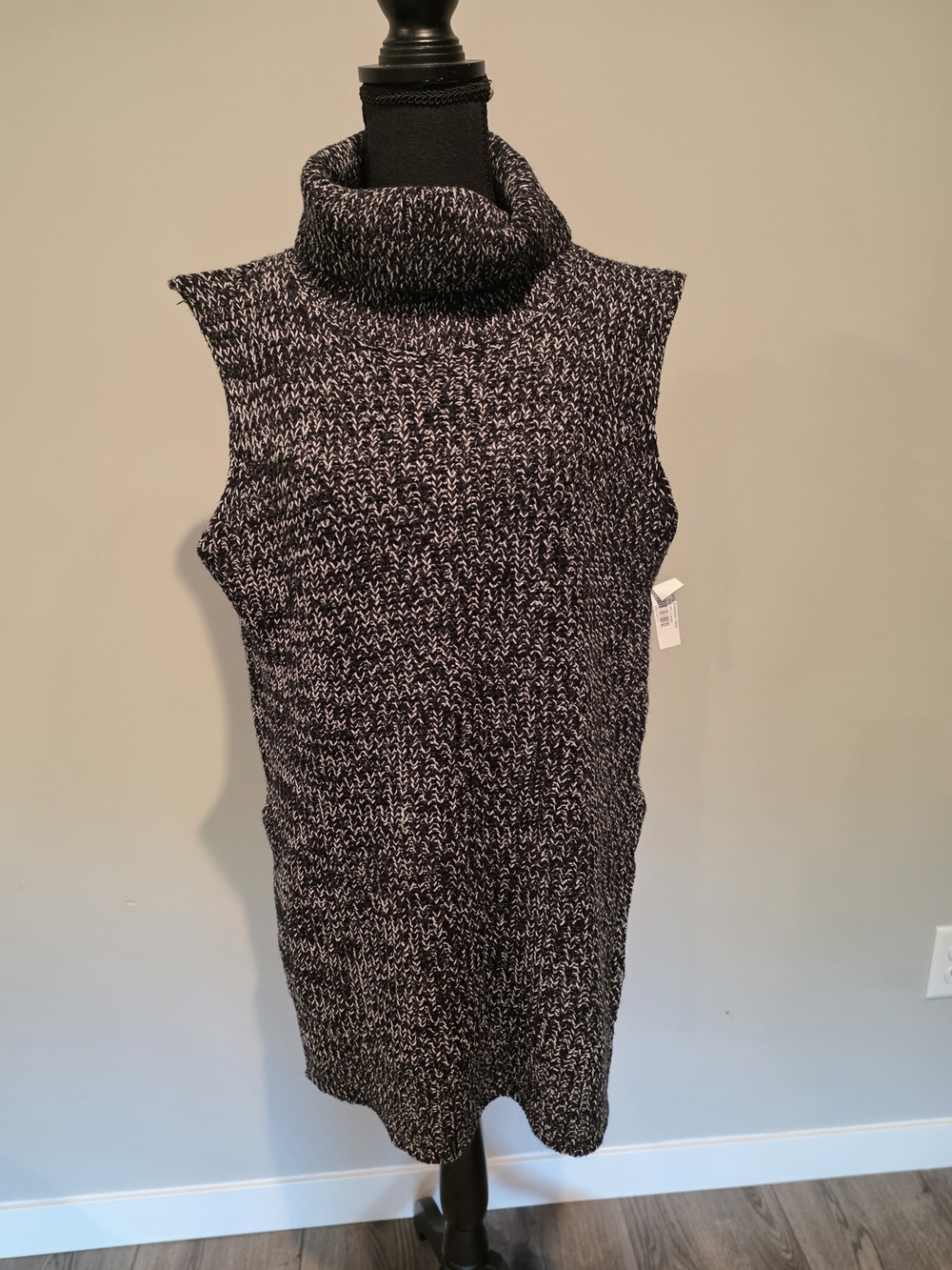 Sleeveless Turtleneck Knit Tunic in Black & White